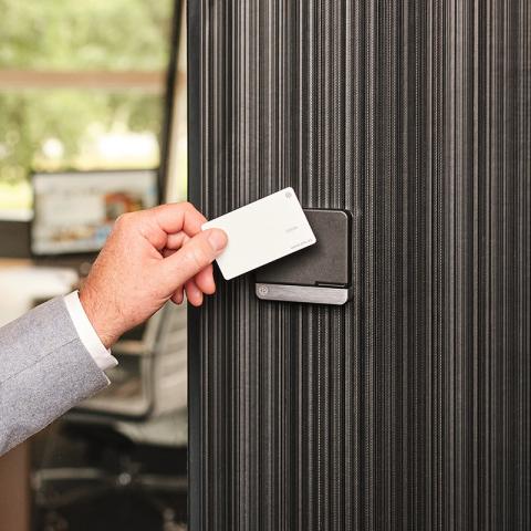 tür mit karte weiß